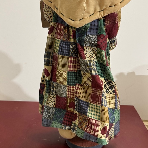 Homespun Creations Angel holding Welcome Friends sign. 16” - Picture 7 of 9